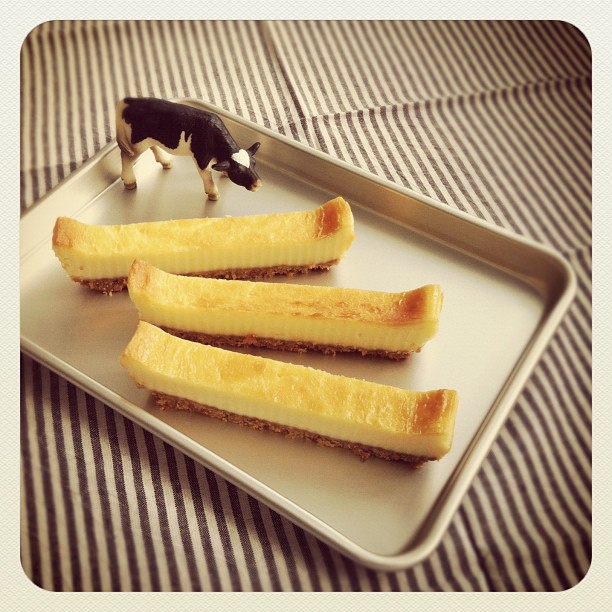 今日のおやつはスティックチーズケーキ。牛さんも一緒に～ #oyatsu #cake #homemade
